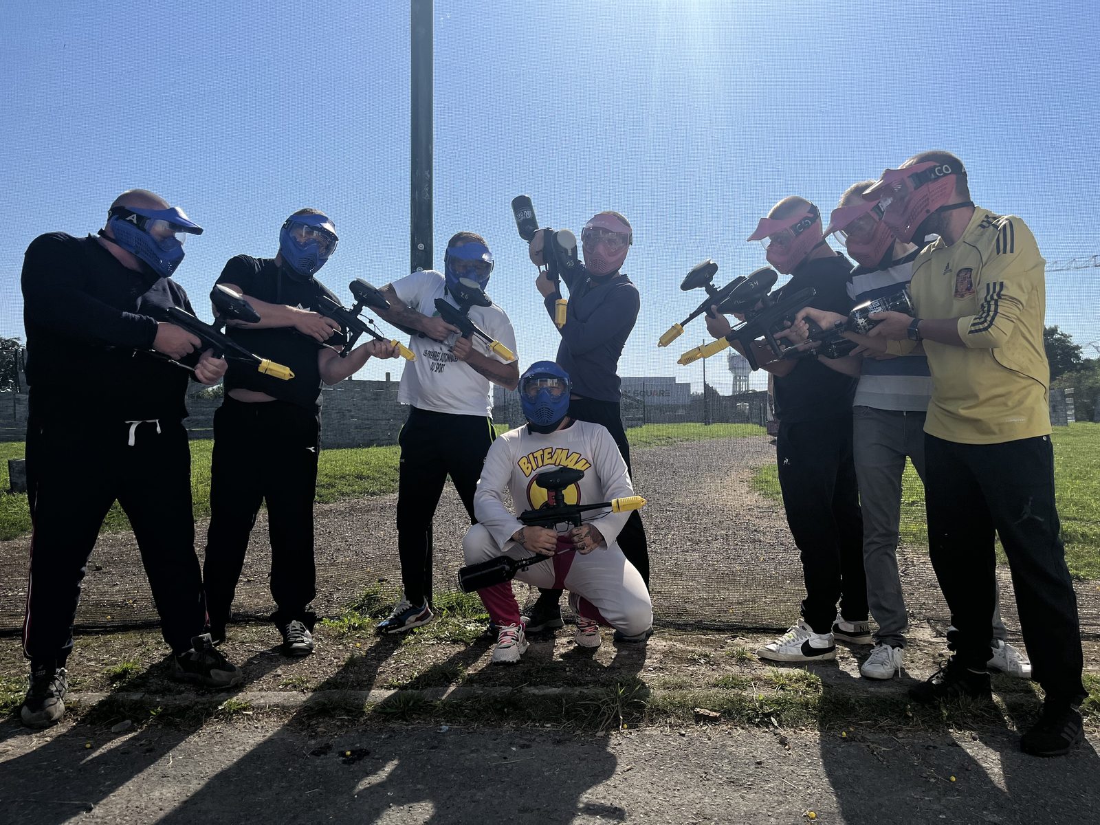 Groupe d'amis équipés avant une partie de paintball